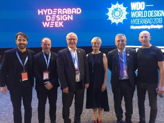 El alcalde de València recibe en La India el testigo de la Capitalidad Mundial del Diseño 2022