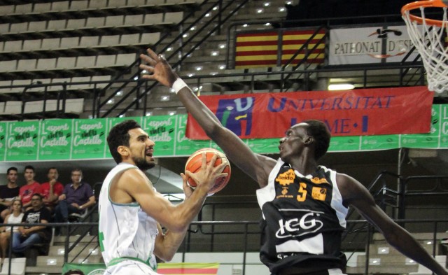 El TAU Castelló consigue su primera victoria gracias a una gran reacción en el último cuarto (68-64)