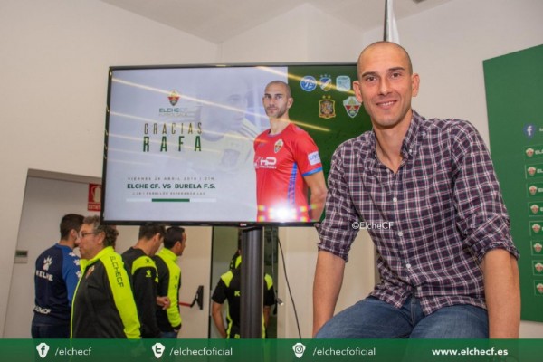 Los padres de los niños de la escuela del Elche piden la readmisión de Fernández