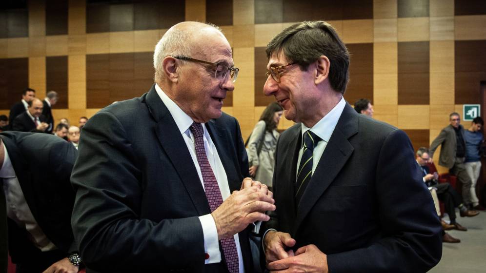 Josep Oliu (i.) y José Ignacio Goirigolzarri, presidentes de Banco Sabadell y Bankia, respectivamente (EFE) - 