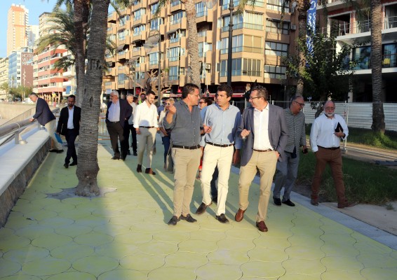 El Parque de Elche ya luce como el Paseo de Poniente de Benidorm