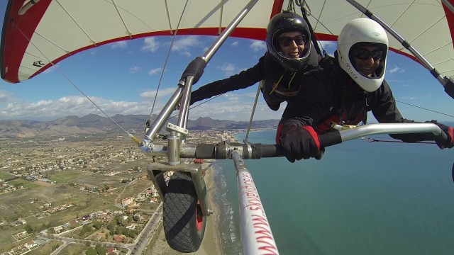 Los empresarios hoteleros de las playas de Castelló destacan el tirón del deporte aéreo en el aeroclub