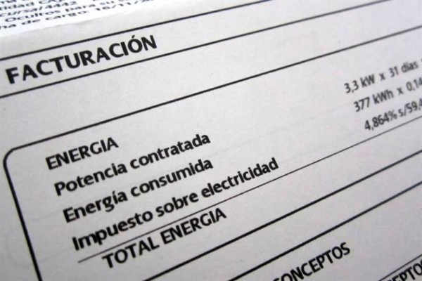 El recibo de luz baja un 2,8% en julio pero pagamos un 2,1% más que hace un año