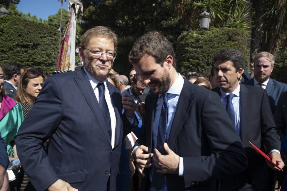 Ximo Puig y Pablo Casado se saludan en la procesión cívica de este miércoles. Foto: KIKE TABERNER - 