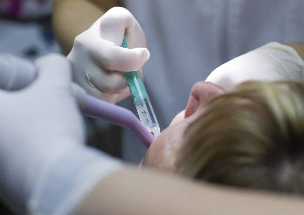El 23% de los españoles solo acude al dentista en caso de problema agudo, según una encuesta de OCU