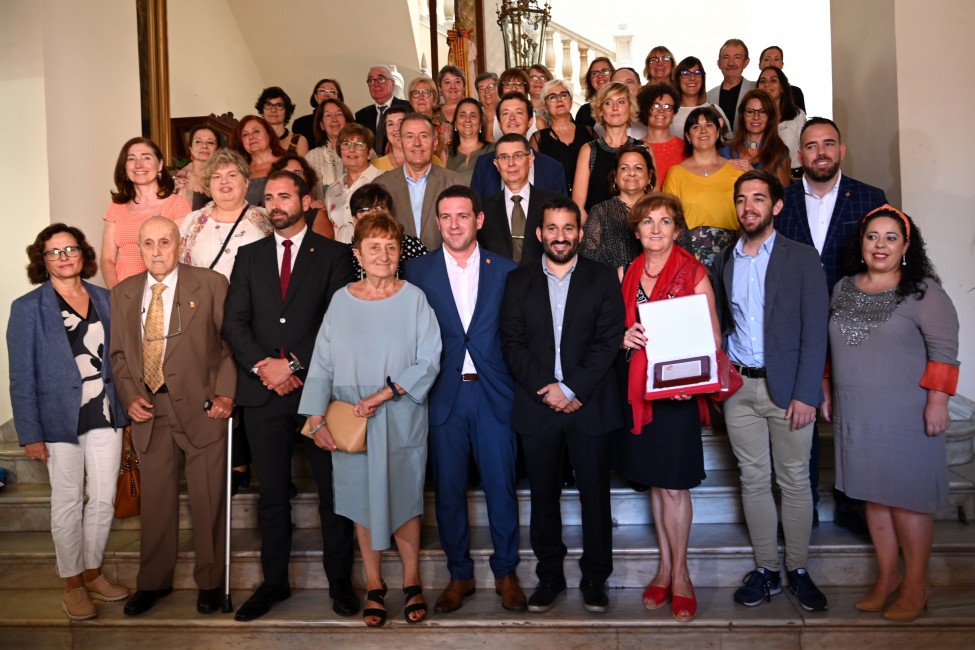 Foto de familia tras la entrega del premio con motivo del 9 d'Octubre en Castelló. - 