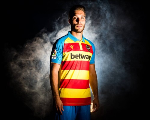 El Levante estrena su tercera equipación con la 'senyera' el dia de la Comunitat