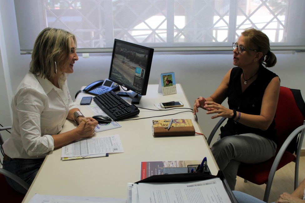 Reunión de la concejala de Políticas Inclusivas del Ayuntamiento de l’Alcora, Tica Pons,  con la doctora Ana M. Vernia, profesora de la Universitat Jaume I, coordinadora del Grupo de Investigación Q-Hearth. - 