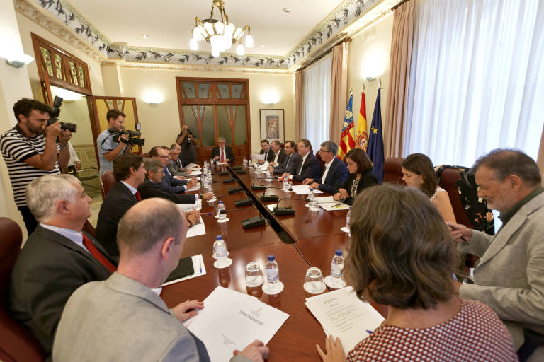El clúster del azulejo y CEOE liman asperezas en el conflicto del gas, pero Garamendi elude rectificar