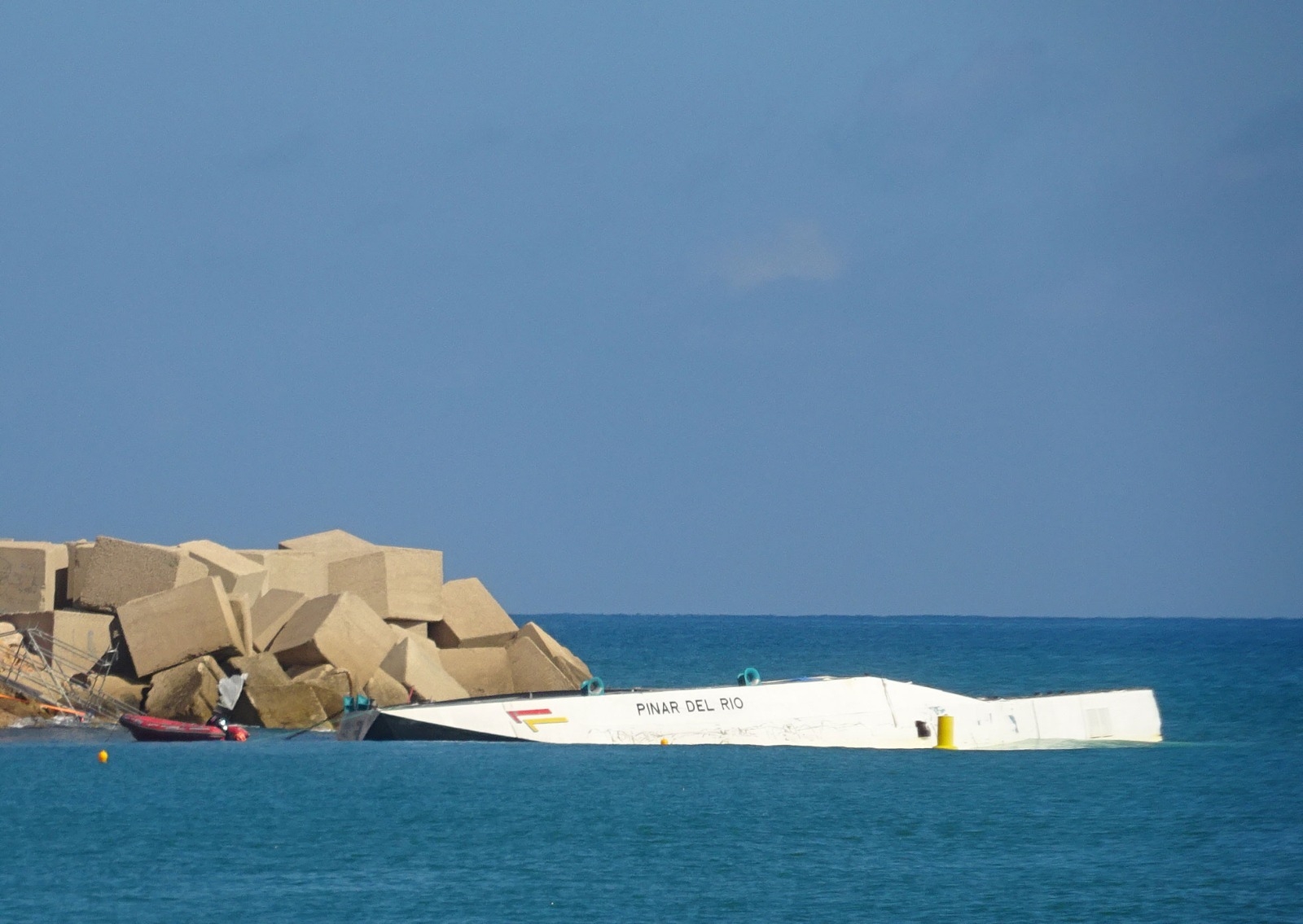 Baleària monta una plataforma para terminar de retirar lo que queda del Pinar del Río
