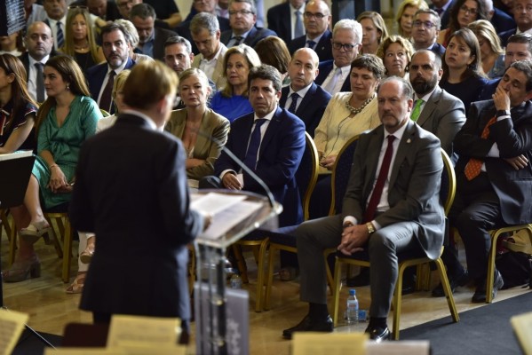 El 9 d'Octubre en Orihuela: Puig aboga por apartar el centralismo; Mazón pide más inversión