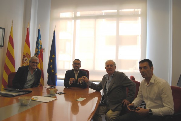 Benlloch formaliza la compra de 5 pisos para atender casos de emergencia social en Vila-real