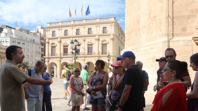 Castelló fleta autobuses lanzadera y organiza visitas guiadas para los turistas del 'Marella Dream'