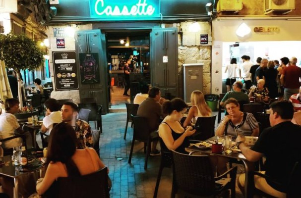La nueva ordenanza limitará a las terrazas de Elche a ocupar la mitad de calles peatonales y plazas
