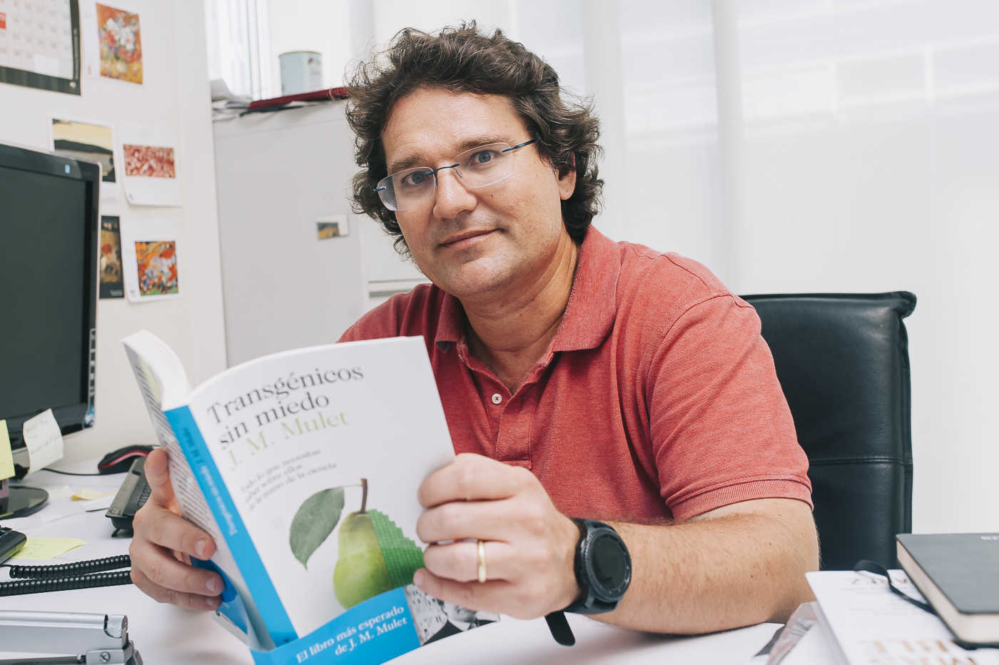 El profesor y divulgador J.M. Mulet en su despacho de la UPV (Foto: KIKE TABENER) - 