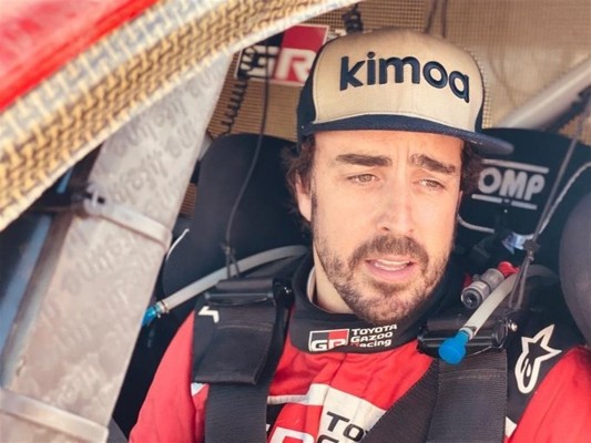 Alonso se deja 45 minutos por tres pinchazos en el inicio del Rally de Marruecos