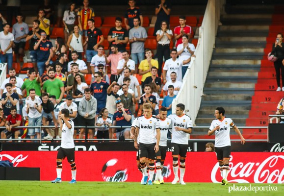 El Valencia sufre para tumbar al Alavés
