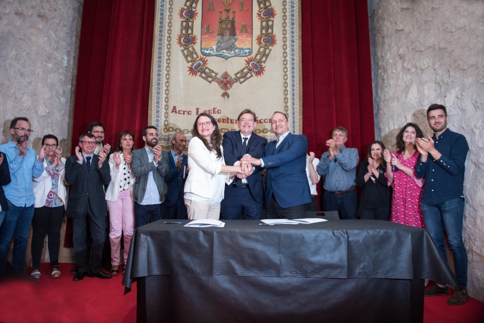 Firma del Botànic II en Alicante. Foto: RAFA MOLINA - 