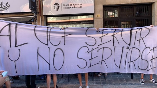 Varios aficionados protestaron contra Peter Lim y Anil Murthy