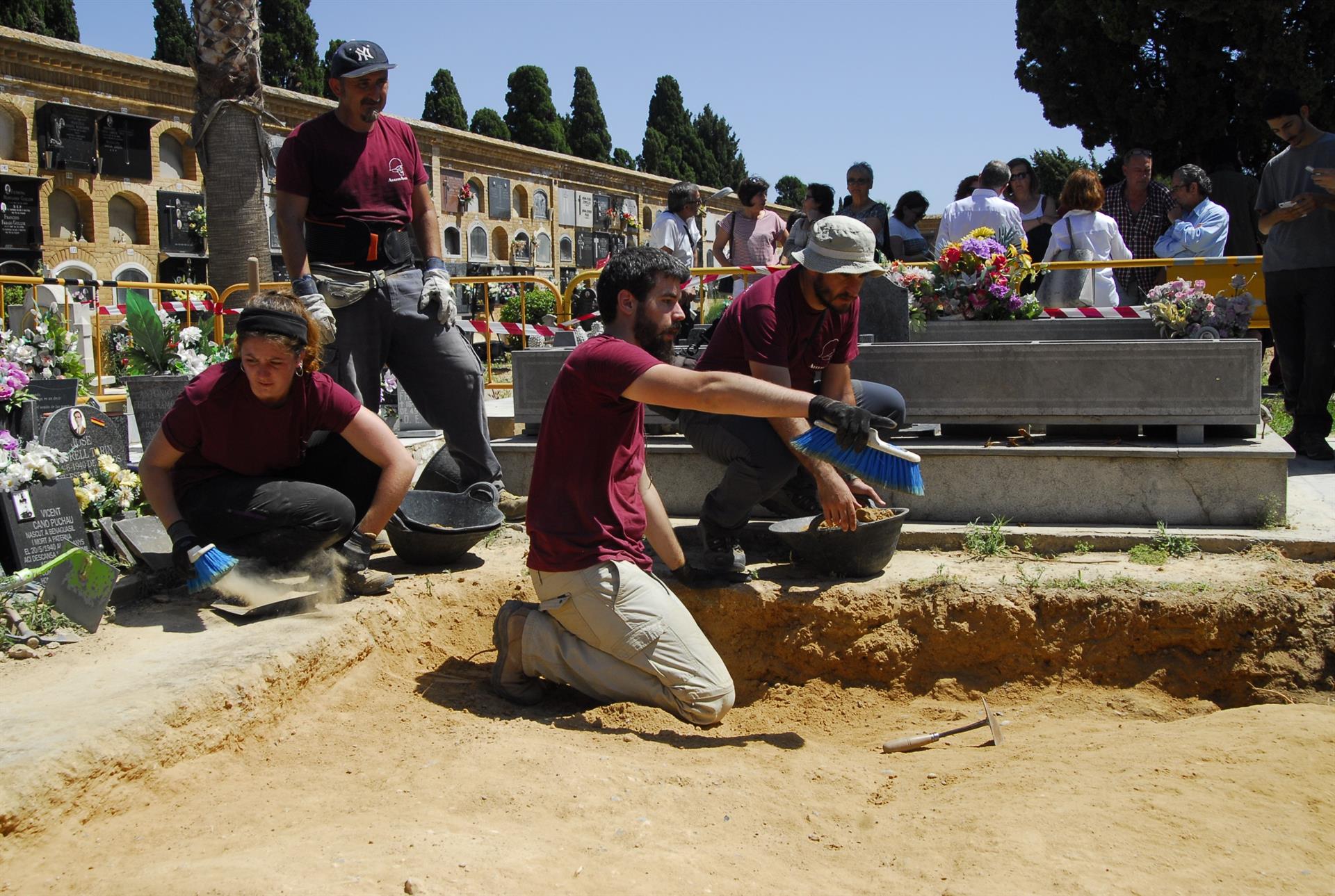 La Generalitat adjudica contratos para las exhumaciones de fosas de la Guerra Civil en Castelló