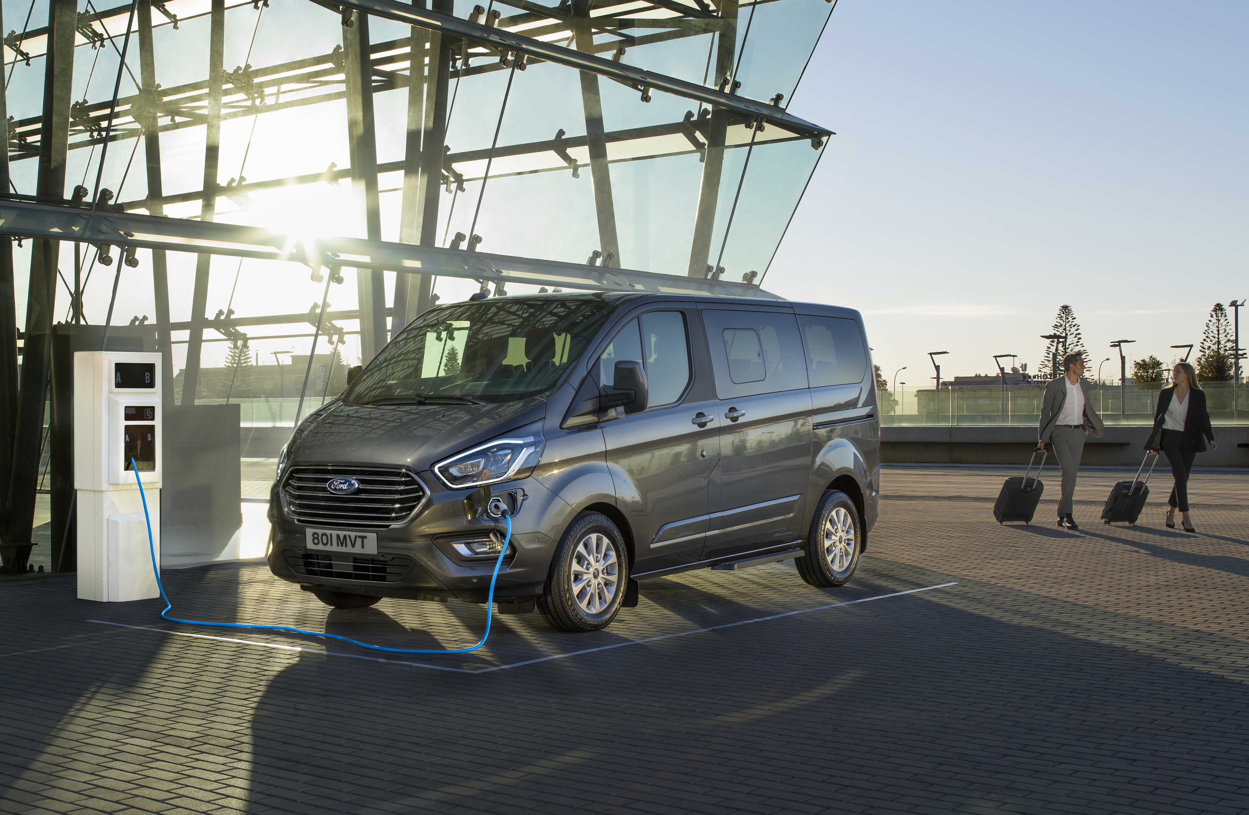 Los nuevos Ford Transit y Tourneo Custom Plug-In Hybrid ofrecen conducción sin emisiones y sin problemas de autonomía