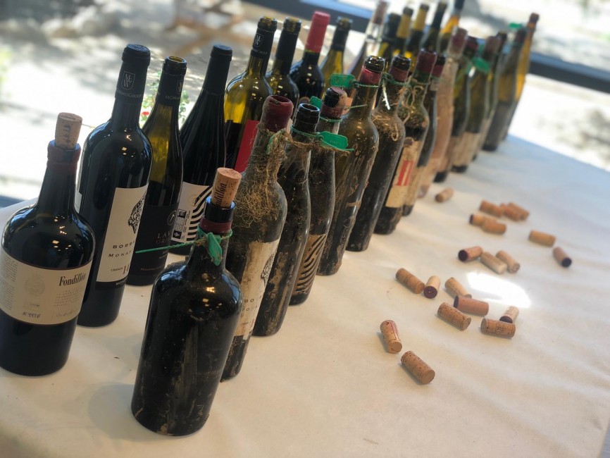 Botellas de la primera cata de la Bodega Submarina del Mediterráneo, para comparar propiedades. Foto: AP - 