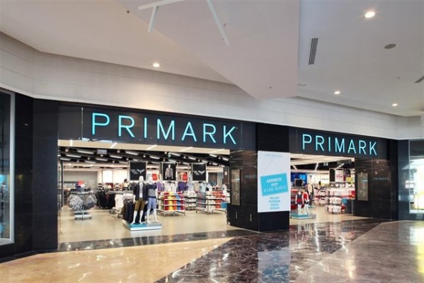 Condenan a Primark Alicante a permitir que una empleada libre siempre los domingos