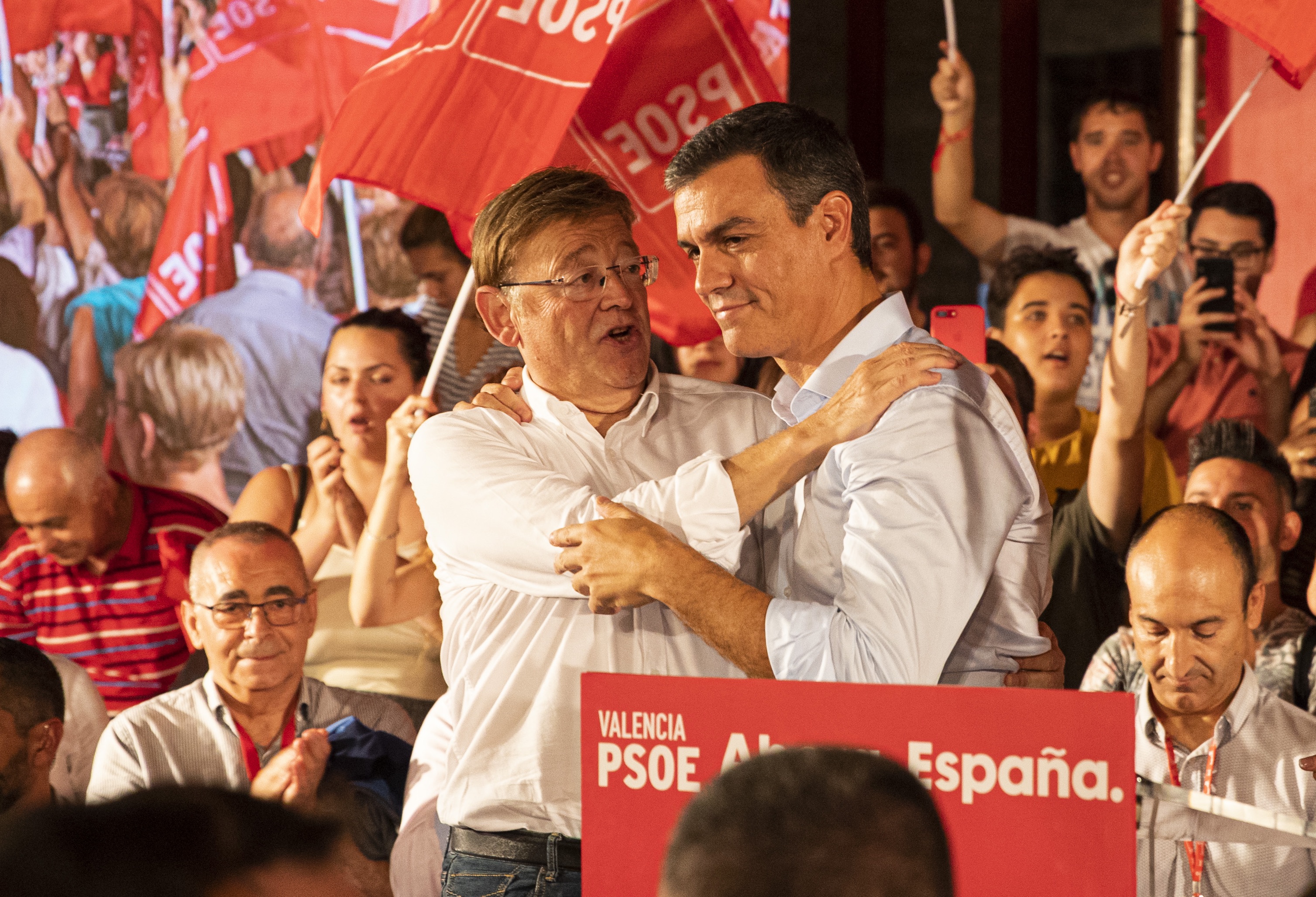 Ximo Puig y Pedro Sánchez en el mitin de este jueves. Foto: EVA MAÑEZ - 