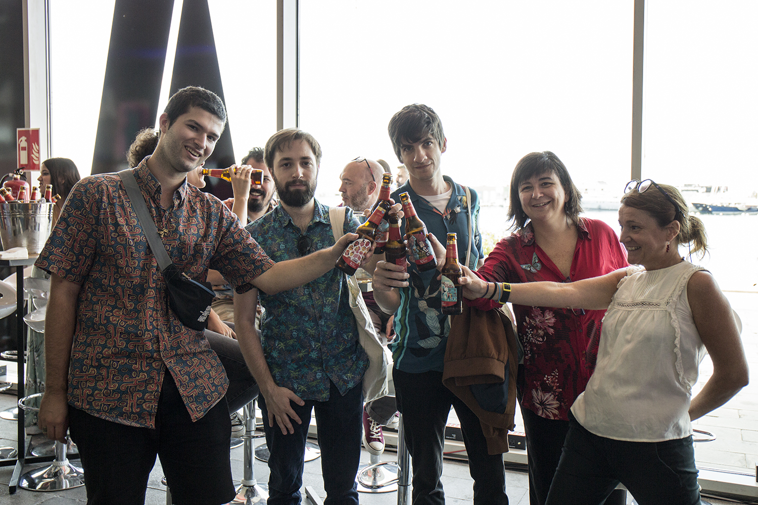 19 artistas valencianos ilustran las botellas para brindar por los barrios de València 