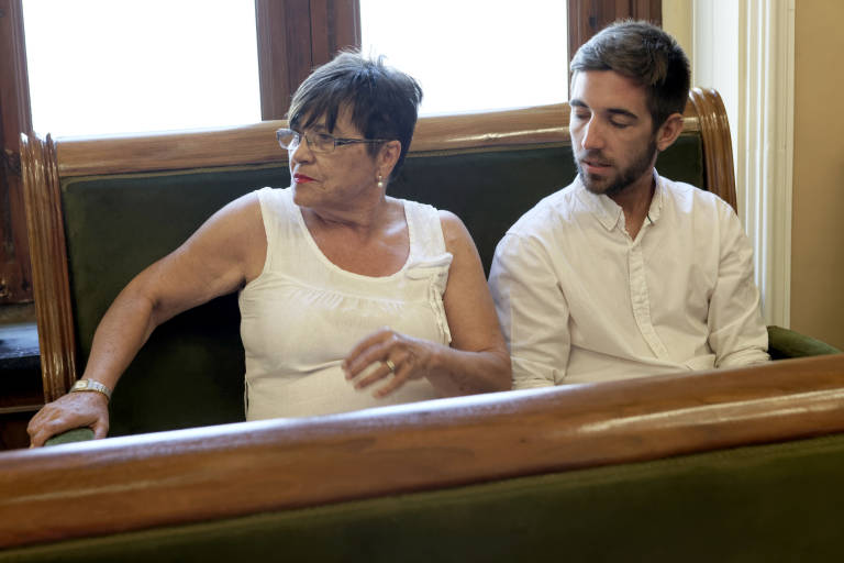 María Jesús Garrido, concejala de Vivienda de Castellón, en su bancada del pleno municipal junto a su compañero Fernando Navarro. - 