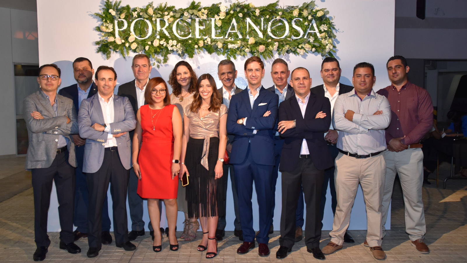 El director general de Porcelanosa Me?xico, Alfredo Enri?quez, y parte de su equipo posan durante el acto de inauguración de su nueva tienda. - 