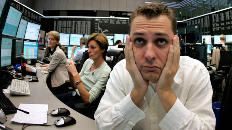 Al Ibex 35 le sacuden duro (-2,7%) y firma su mayor bajada en dos años