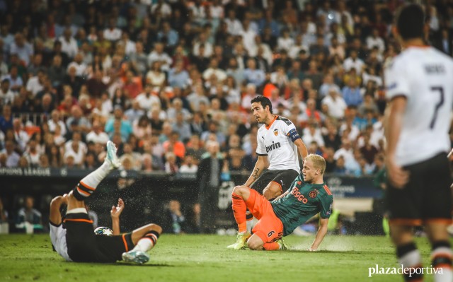 El Ajax vence al descanso 0-2 ante un Valencia que perdonó
