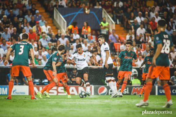 El Ajax da una lección de Champions al Valencia