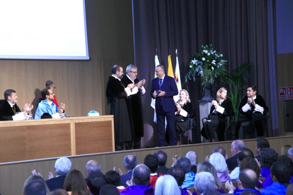 La Universidad CEU Cardenal Herrera entrega al Villarreal CF su Medalla al Mérito