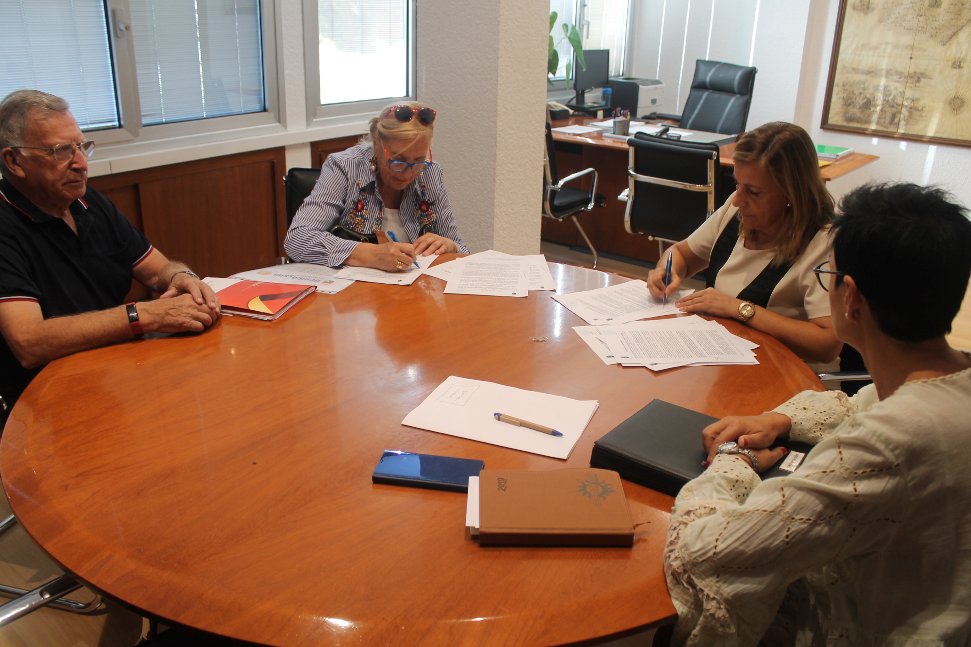 Firma del convenio entre la alcaldesa de Benicàssim, Susana Marqués, y la presidenta de la asociación La Garrofera, Antonia Navarro, - 