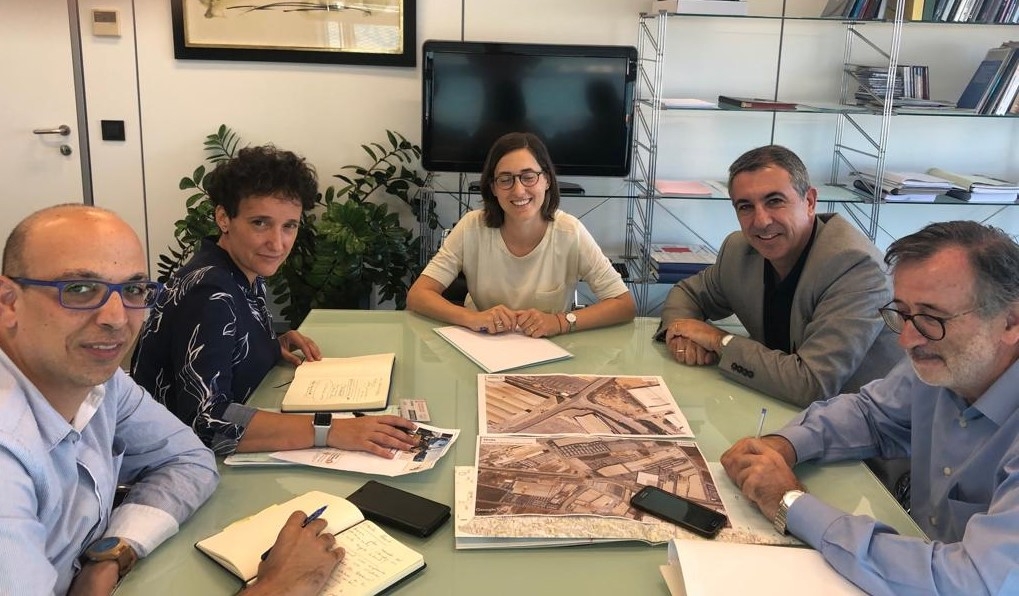 Reunión de la alcaldesa de Onda, Carmina Ballester (segunda por la izquierda), con los responsables de la Conselleria de Infraestructuras. - 