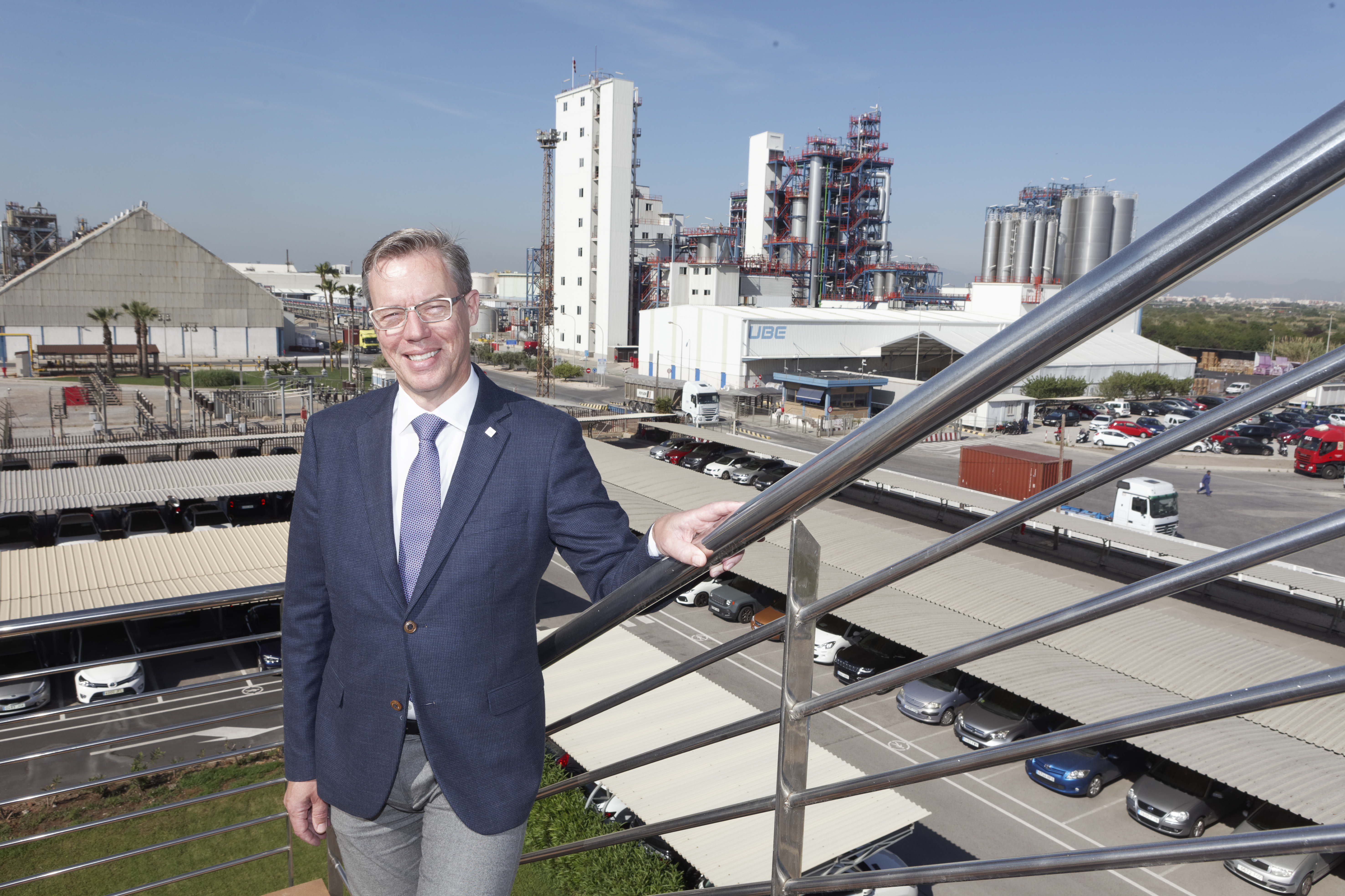El presidente de UBE Corporation Europe, Bruno de Bievre, ante las instalaciones (Foto: ANTONIO PRADAS)  - 