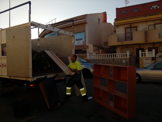 Orihuela recoge más de 6.000 toneladas de enseres desde la gota fría y recupera algunos vehículos 