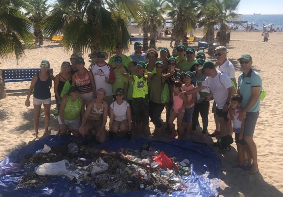 DKV recoge más de 105 kilos de residuos en la playa del Postiguet
