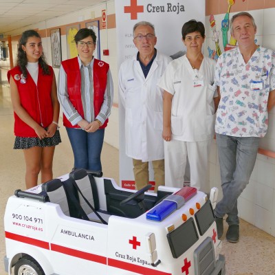 Cruz Roja dona una miniambulancia para que jueguen los niños de Hospital General de Castelló