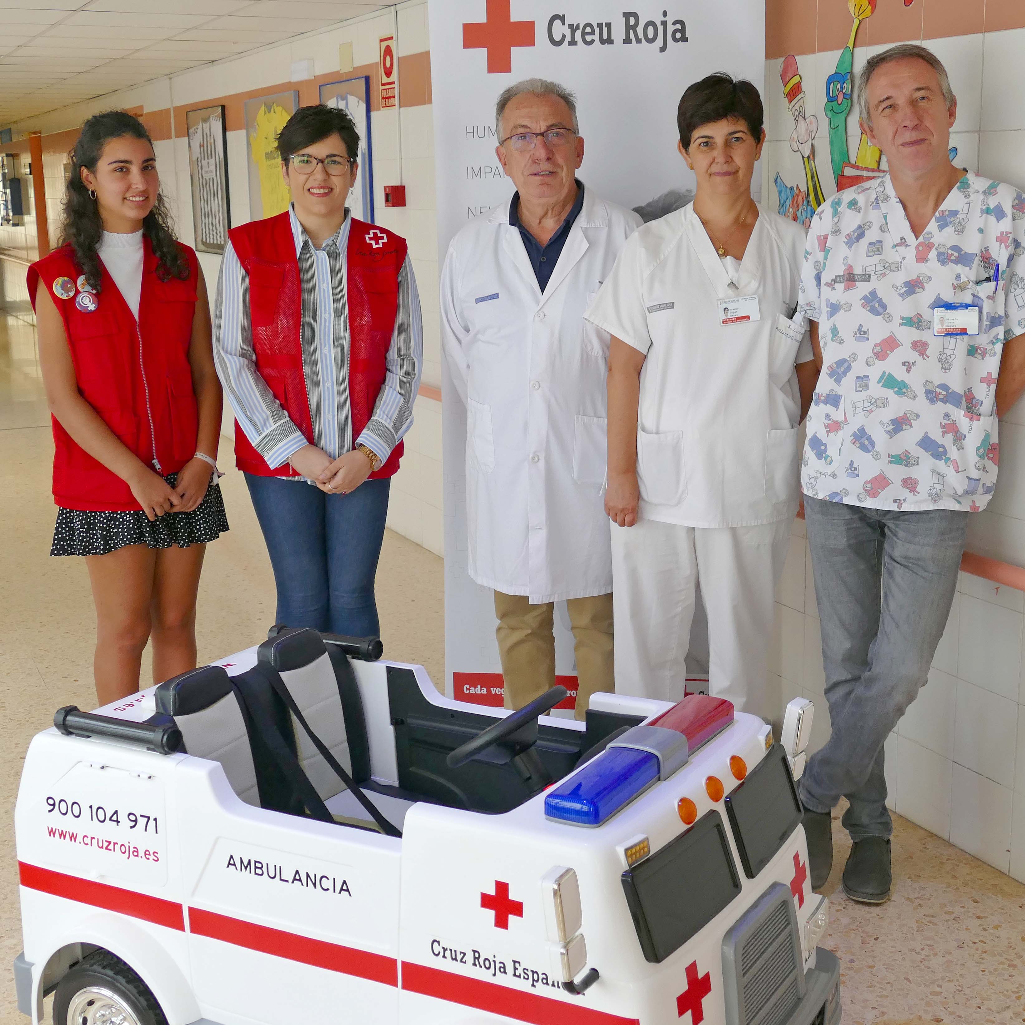 Cruz Roja dona una miniambulancia para que jueguen los niños de Hospital General de Castelló