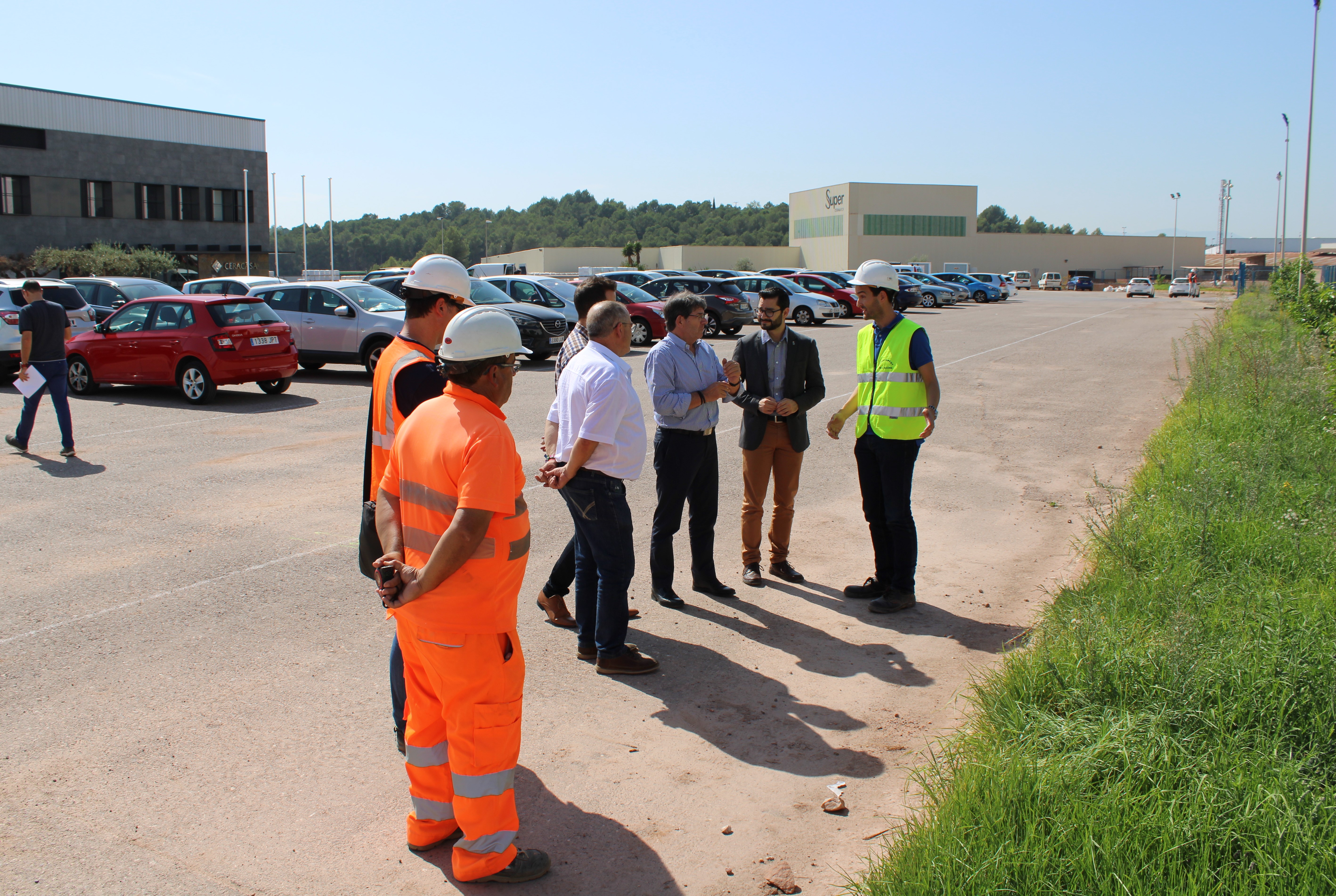 El alcalde Samuel Falomir y el concejal de Promoción Económica, Robert Tena, visitaron el inicio de las obras. - 