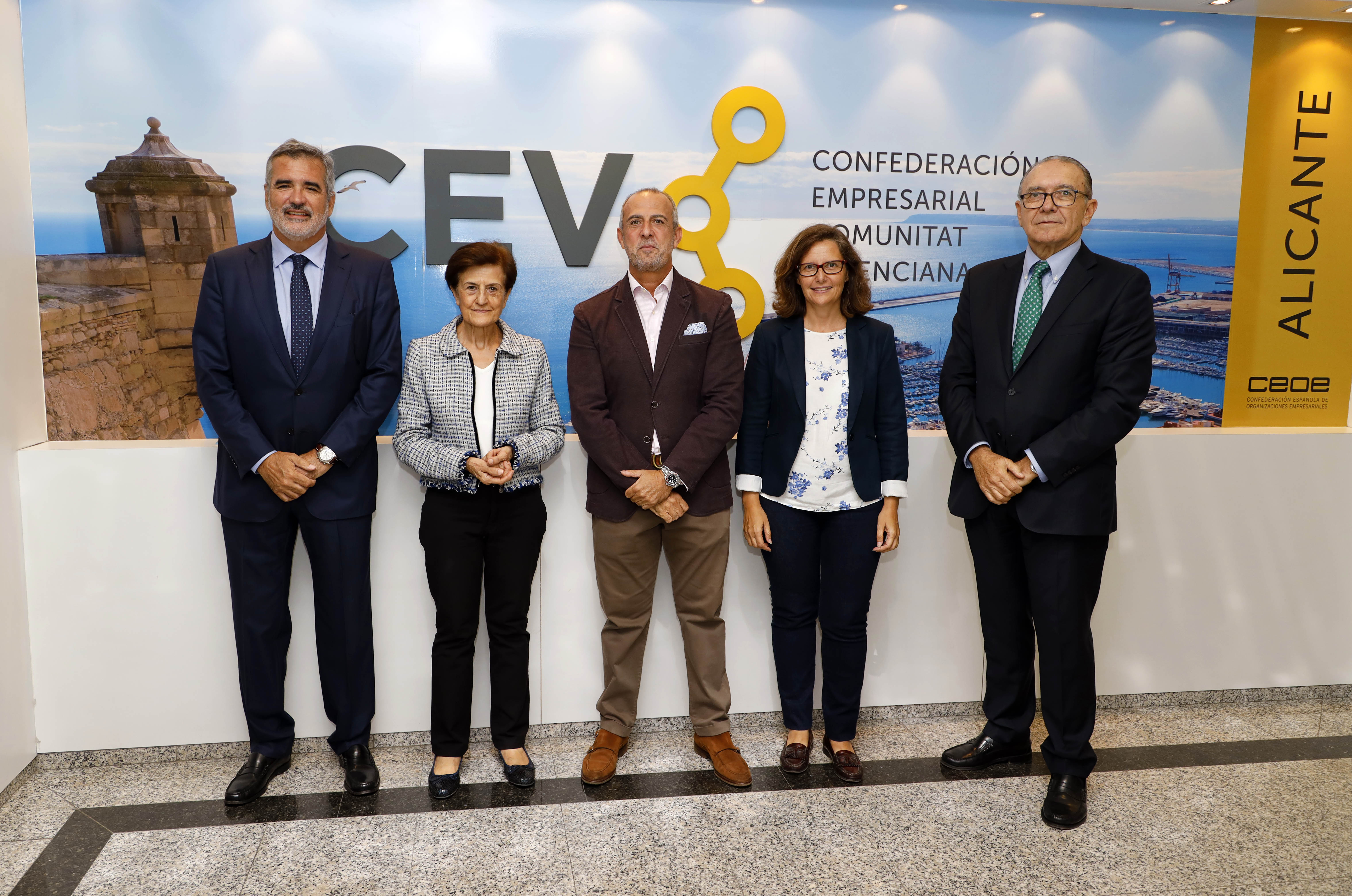 Adela Cortina (2i) inició el ciclo de ética empresarial de CEV, Fundación Étnor y UA - 