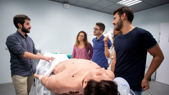 Alumnos de Medicina del CEU participan en encuentros clínicos con profesionales de cirugía