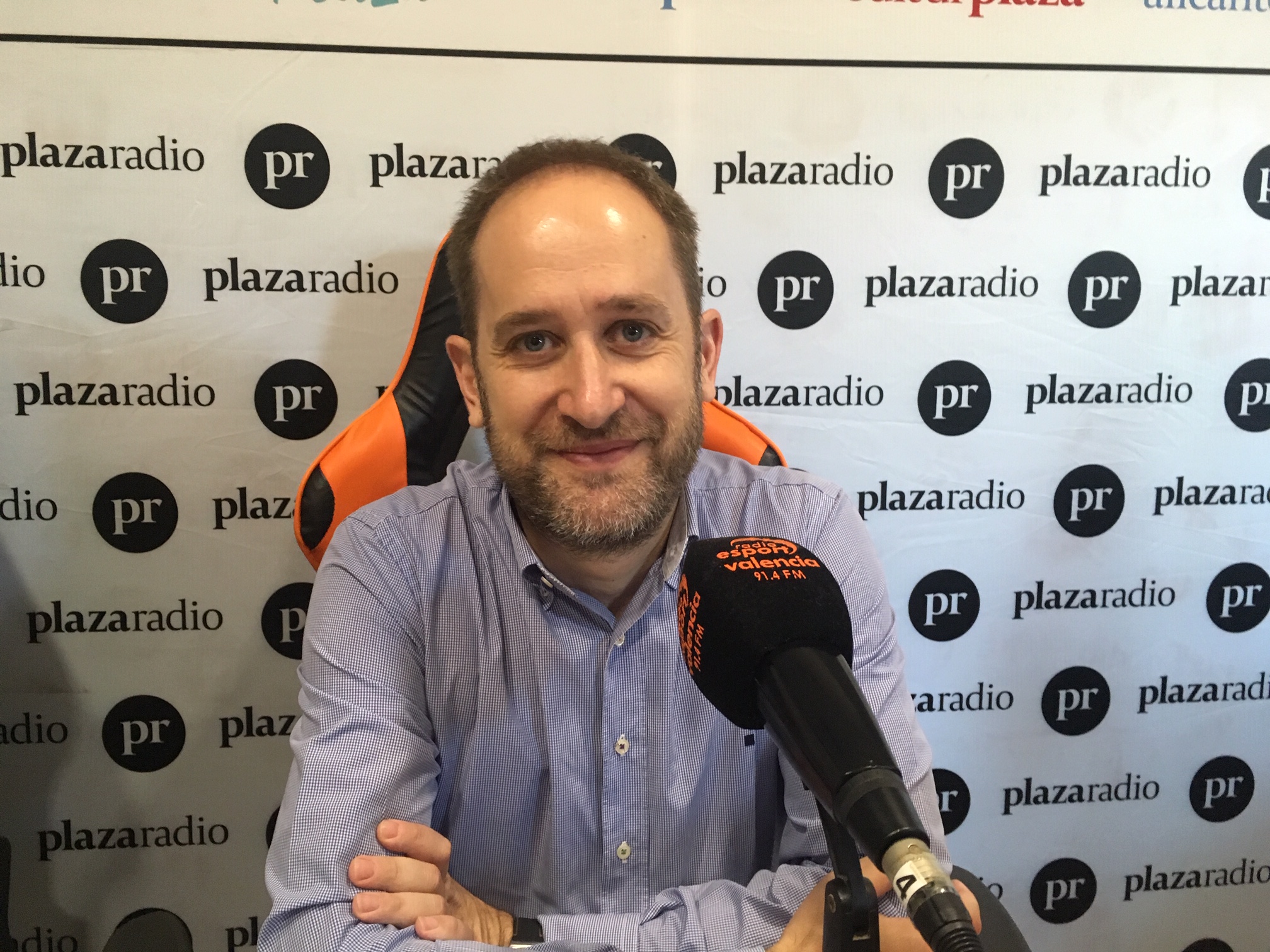 Aarón Cano en el estudio de Plaza Radio. - 