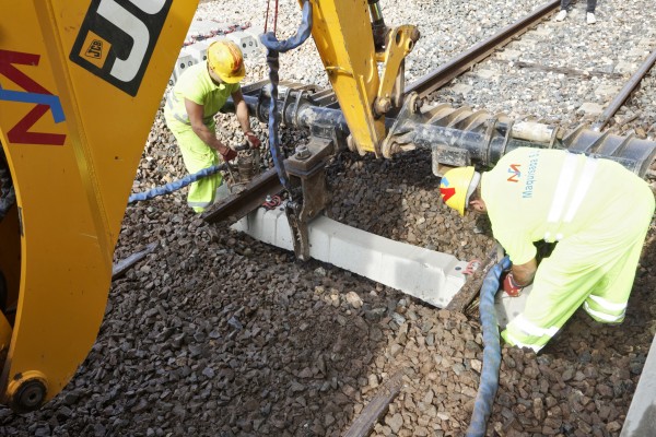 Fomento no sabe cuándo acabará las obras para implantar el tercer carril entre València y Castelló