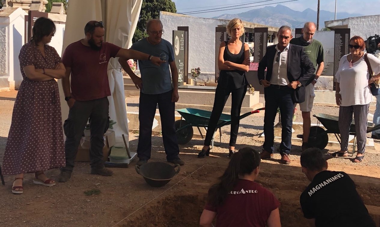 Verònica Ruiz y Rosa Pérez visitan las exhumaciones del cementerio civil de Castelló