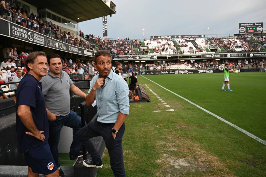 Óscar Cano, técnico albinegro, durante un encuentrro. - 