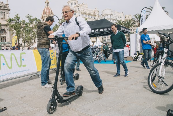 Ribó anuncia que no habrá alquiler de patinetes eléctricos vía app en las calles de València